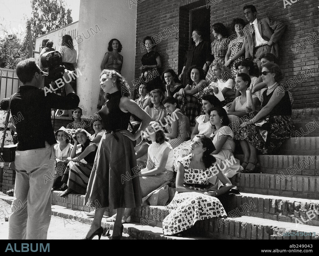 NOSOTRAS LAS MUJERES, 1953 (SIAMO DONNE), dirigida por ALFREDO GUARINI, GIANNI FRANCIOLINI, LUCHINO VISCONTI y ROBERTO ROSSELLINI. Copyright TITANUS.