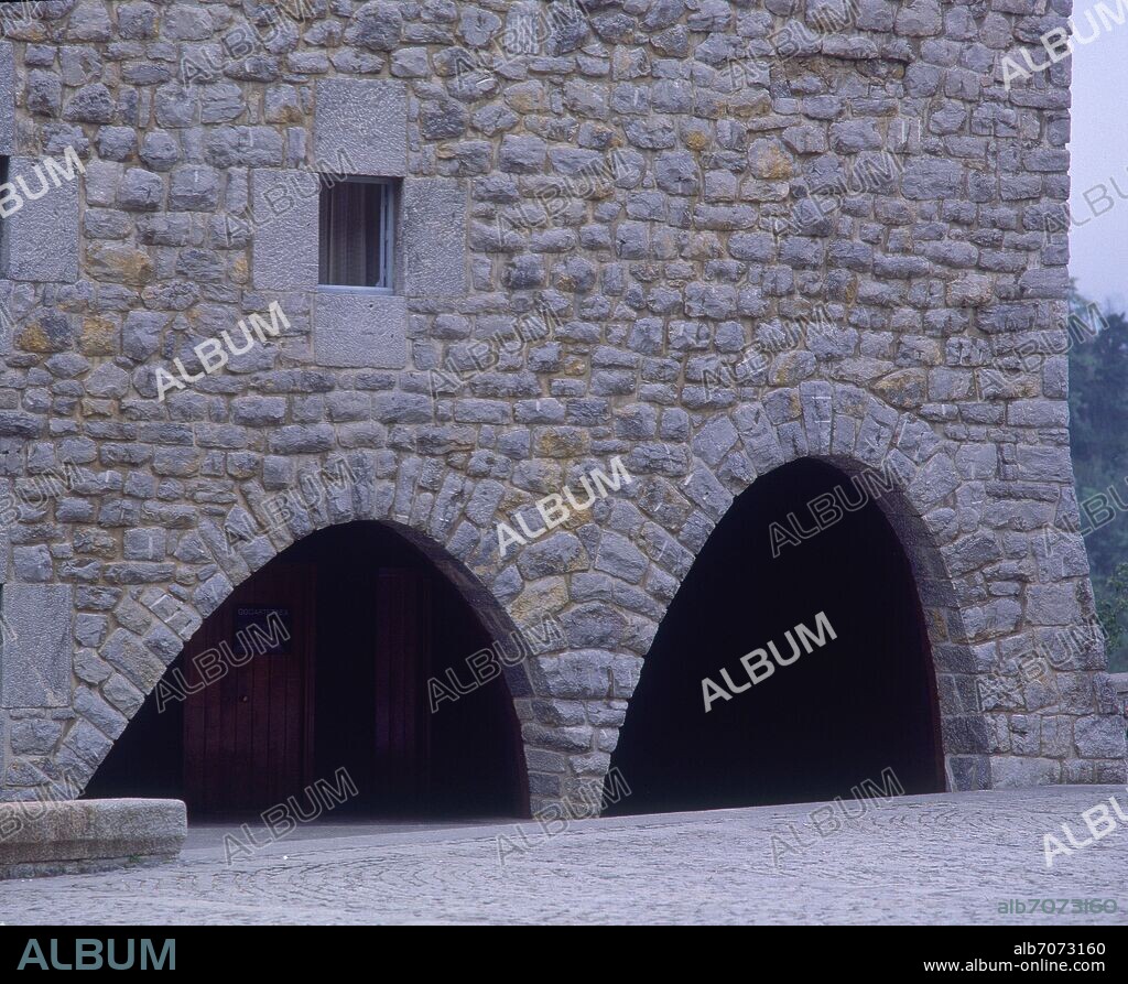 EXTERIOR-ARCADAS DE LA BASILICA DE NUESTRA SEÑORA DE ARANZAZU  - FOTO AÑOS 90.