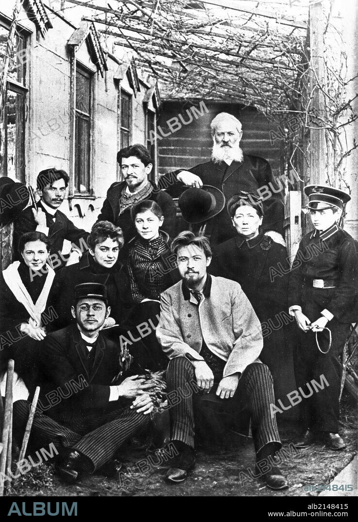 Portrait of the chekhov family and friends at #6 sadovo-kudrinskaya st, in moscow where anton chekhov lived from 1886-1890. 01/02/1890