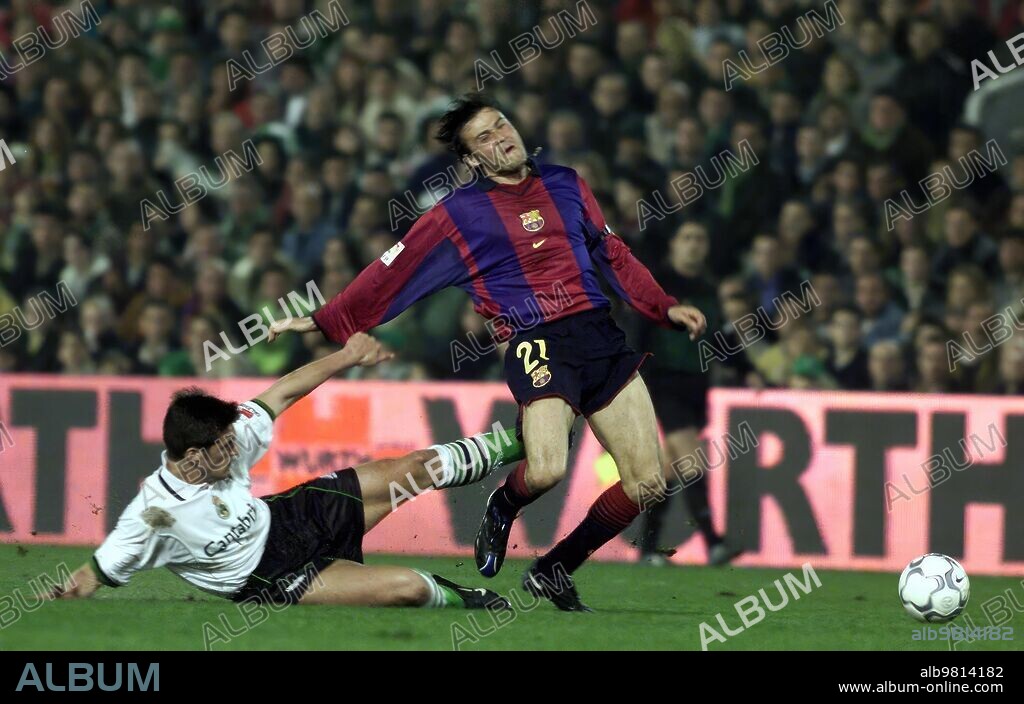 Santander. 11/02/2001 partido de primera Divión entre el Racing de Santander y el F. C. Barcelona en el estadio del Sardinero. Foto Miguel Berrocal       Archdc.
