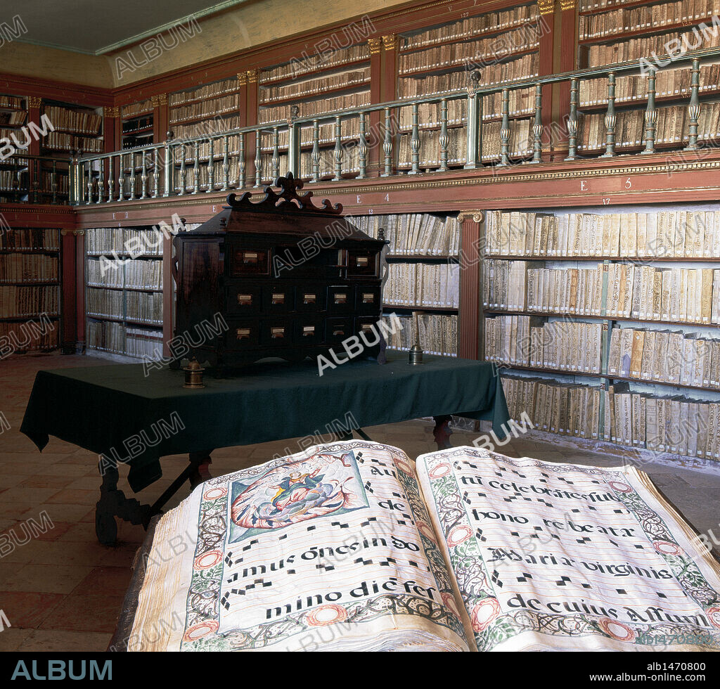 BIBLIOTECA DEL MONASTERIO DE YUSO. En este monasterio apareció el PRIMER ESCRITO EN LENGUA CASTELLANA, el "Códice Emilianense" (año 964). Vista del interior del archivo, que alberga más de cuatrocientos pergaminos y códices. SAN MILLAN DE LA COGOLLA. La Rioja. España.