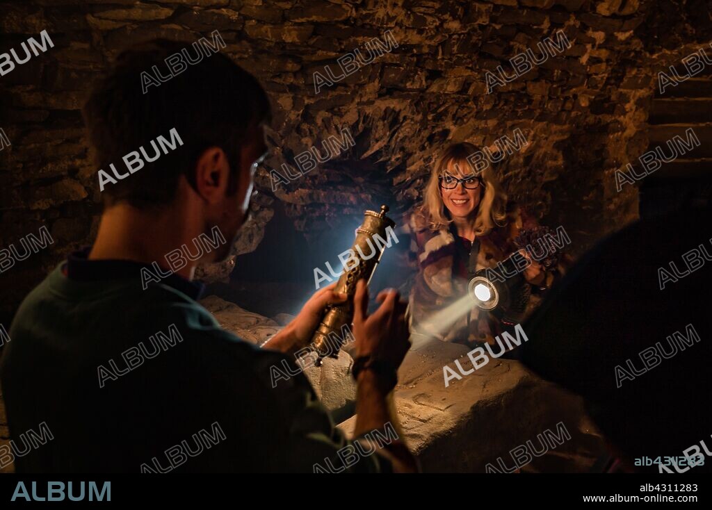 JON PLAZAOLA y MAGGIE CIVANTOS en LA PEQUEÑA SUIZA, 2019, dirigida por KEPA SOJO. Copyright Nadie es perfecto / Stopline Films / Kuttuna Filmak / TVE.