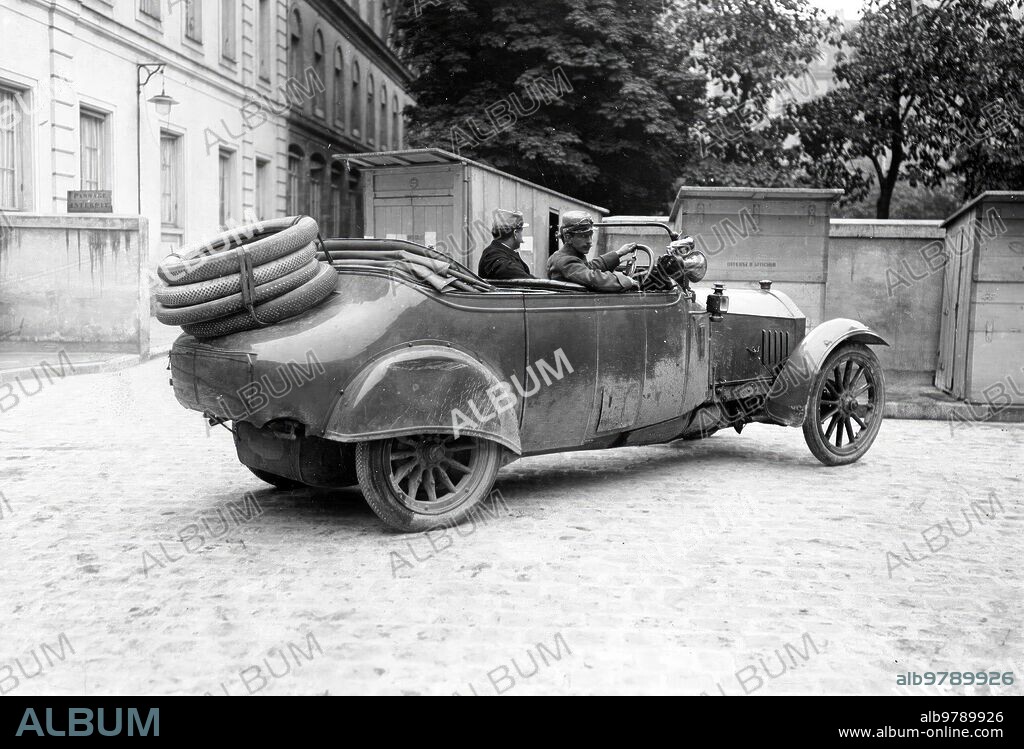 Octubre 1914. Botín de Guerra Útil. Automóvil blindado alemán cogido por los Franceses, que lo Utilizan para servicio de Campamentos -Mercedes.