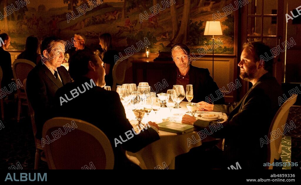 LARS RANTHE, MADS MIKKELSEN, MAGNUS MILLANG et THOMAS BO LARSEN dans DRUNK, 2020 (DRUK), réalisé par THOMAS VINTERBERG. Copyright ZENTROPA ENTERTAINMENTS.