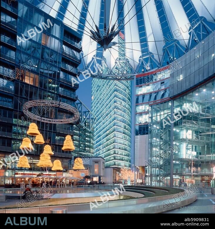 Berlin-Tiergarten, Sony Center on Potsdamer Platz, Potsdamer Straße / Bellevuestraße. (Sony; built 1995-2000; Arch.: Helmuth Jahn, Murphy / Jahn Architects). Partial view into the Forum (Sony Plaza). Photo, December 2001.