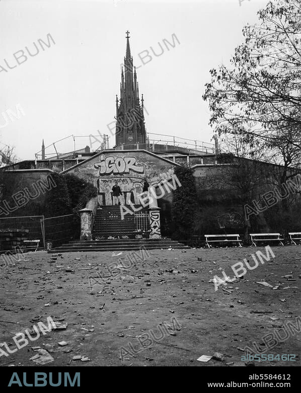 Berlin-Kreuzberg, Kreuzbergdenkmal - Nationaldenkmal zur Erinnerung an die Freiheitskriege 1813-15 (Gußeisen, 1818/21; Entwurf: K.F. Schinkel). Kreuzbergdenkmal mit den Spuren der Silvesternacht 1999/2000. Foto, 1. Januar 2000.