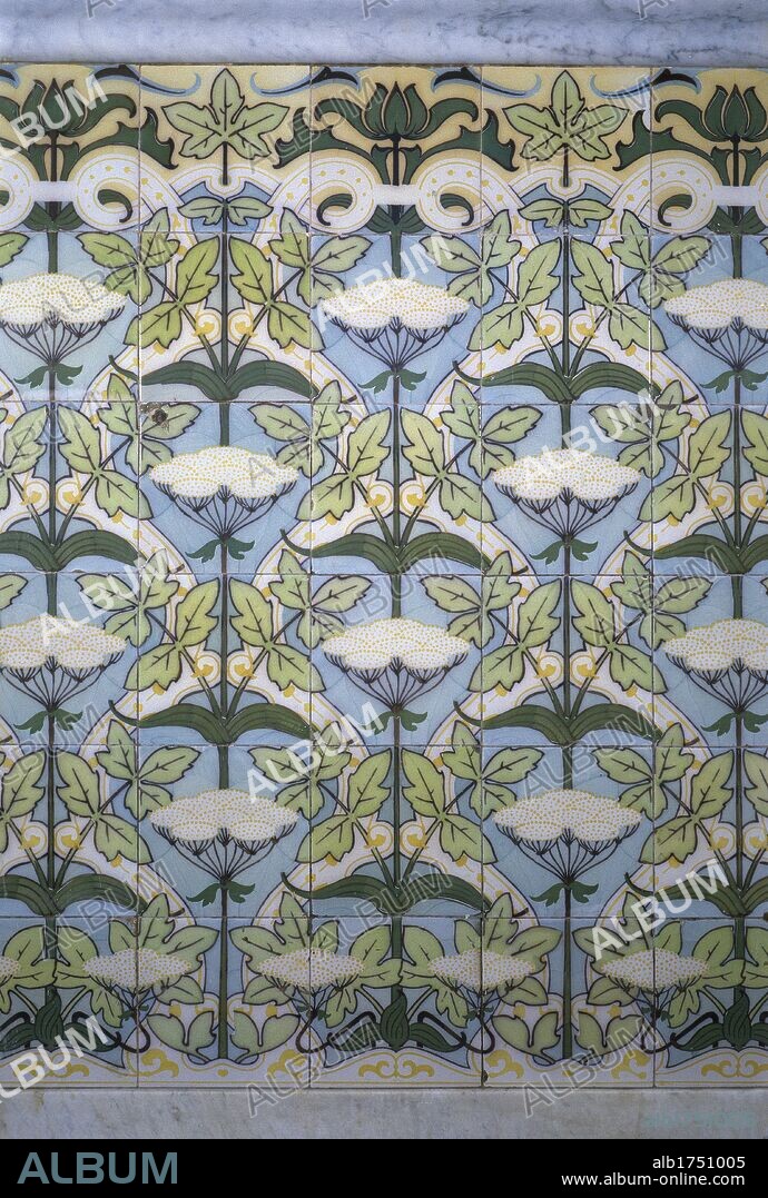 ARTE S. XIX. MODERNISMO. DOMENECH I MONTANER, Lluís (1850-1923). ZOCALO DE PARED hecho con baldosas y cerámica esmaltada del tercer piso de la CASA LLEO MORERA (1902-1906). Decoración vegetal. BARCELONA. Cataluña.