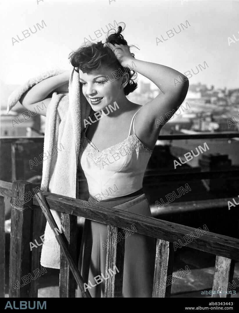 JUDY GARLAND dans UNE ÉTOILE EST NÉE, 1954 (A STAR IS BORN), réalisé par GEORGE CUKOR. Copyright WARNER BROTHERS.