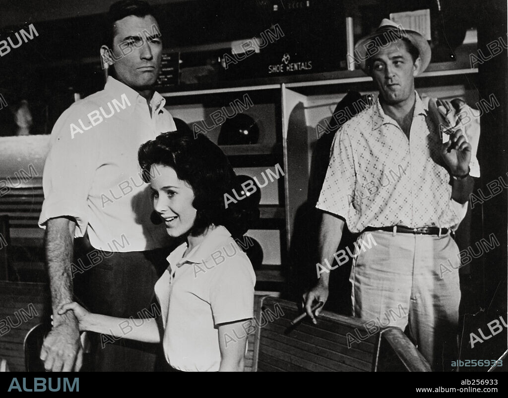 GREGORY PECK, POLLY BERGEN and ROBERT MITCHUM in CAPE FEAR, 1962, directed by J. LEE THOMPSON. Copyright UNIVERSAL PICTURES.