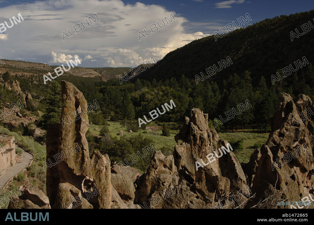 ARTE PREHISTORICO. NEOLITICO. AMERICA. INDIOS PUEBLO. MONUMENTO NACIONAL BANDELIER (BANDELIER NATIONAL MONUMENT). TYUONYI. Uno de los asentamientos de indios Pueblo en el Cañón de los Frijoles. Estado de Nuevo México. Estados Unidos.