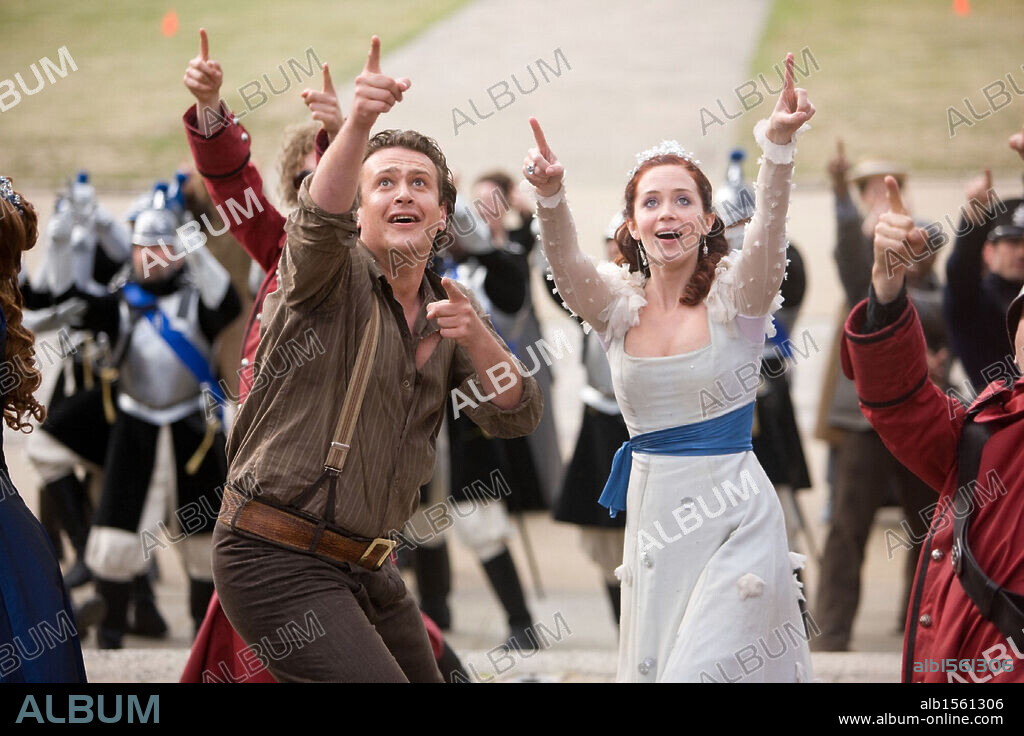EMILY BLUNT and JASON SEGEL in GULLIVER'S TRAVELS, 2010, directed by ROB LETTERMAN. Copyright 20TH CENTURY FOX.
