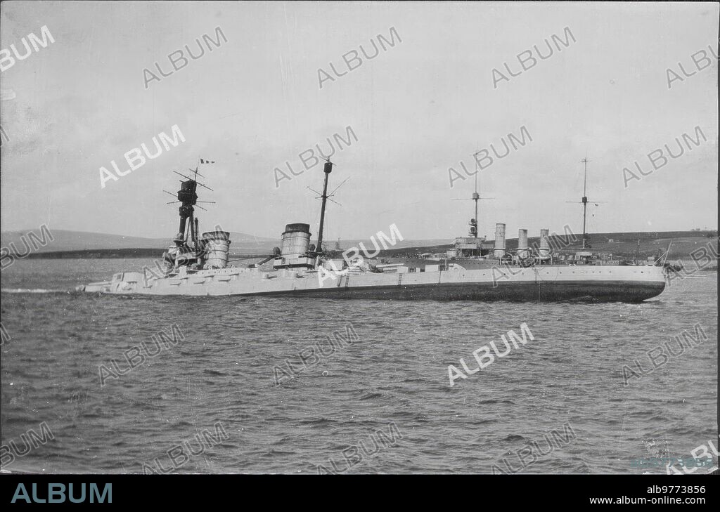 Junio 1919. Scapa Flow (Irlanda). El hundimiento de la escuadra Alemana. El crucero de Combate "Hindenburg", y El "Nuremberg" en segundo Término, en el momento de Hundirse.