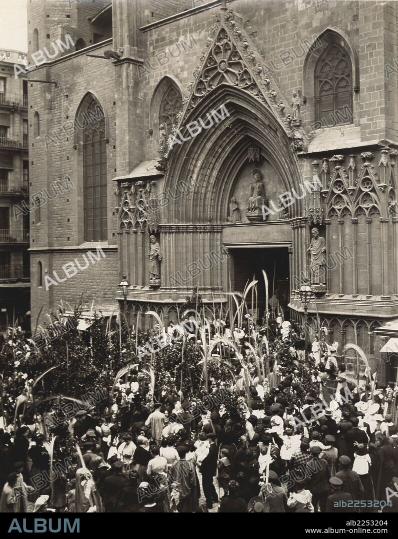 España. Barcelona. Domingo de Ramos. Bendición de palmas y palmones en la iglesia de Santa María del Mar. Año 1902.