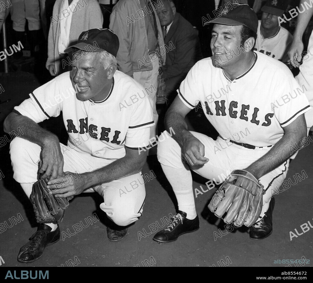 ARKIV 1964. Filmstjärnorna Lee Marvin och Pernell Roberts (Adam i TV-serien Bröderna Cartwright) som baseballspelare i ett Hollywoodskt välgörenhetsprojekt.. Foto: Text & Bilder / SVT / Kod: 5600.