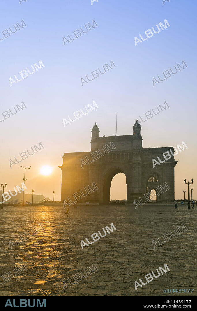 The Gateway of India at dawn, Mumbai, Maharashtra, India, Asia.
