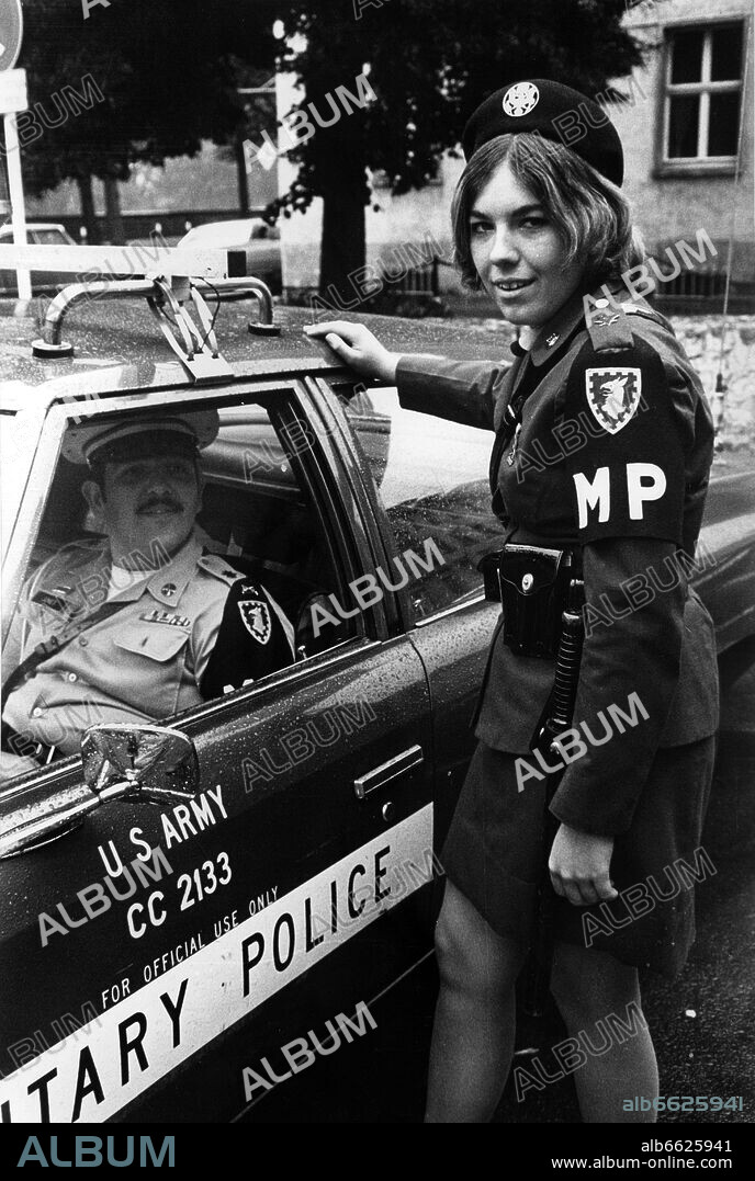 18 year old Shirley-Ann Hill (r) stands next to a car in a barracks of the US army in Würzburg on the 20th of May in 1990. Hill is one of three military police women in the US army in Germany. 20/05/1990