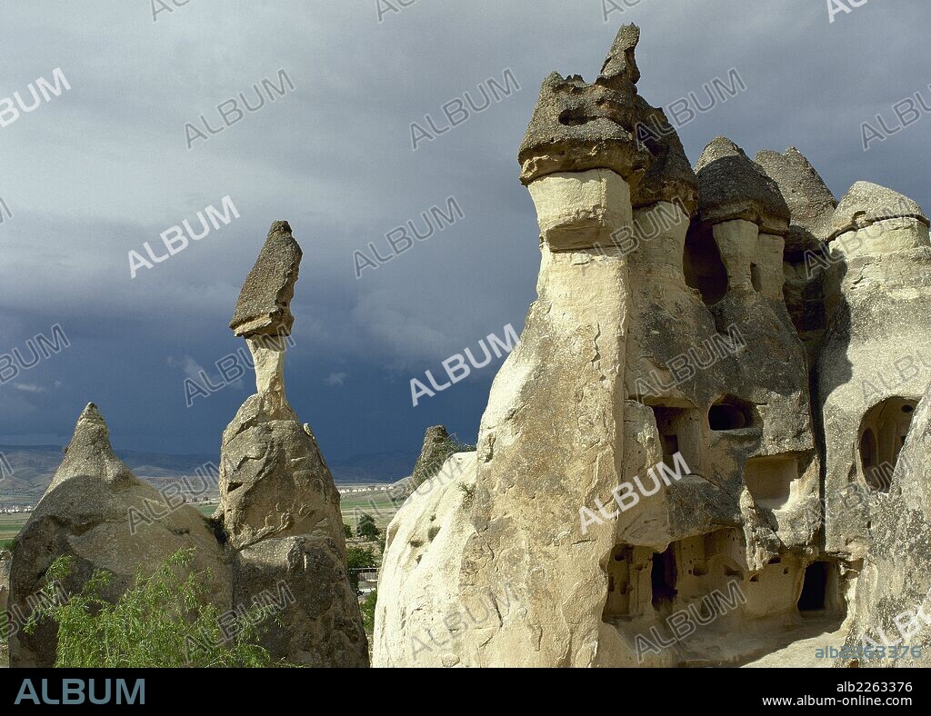 TURQUIA. VALLE DE PASABAGLARI. Vista de las famosas "CHIMENEAS DE LAS HADAS", conos naturales formados por la erosión del agua y del viento. Región de la CAPADOCIA. Península de Anatolia.