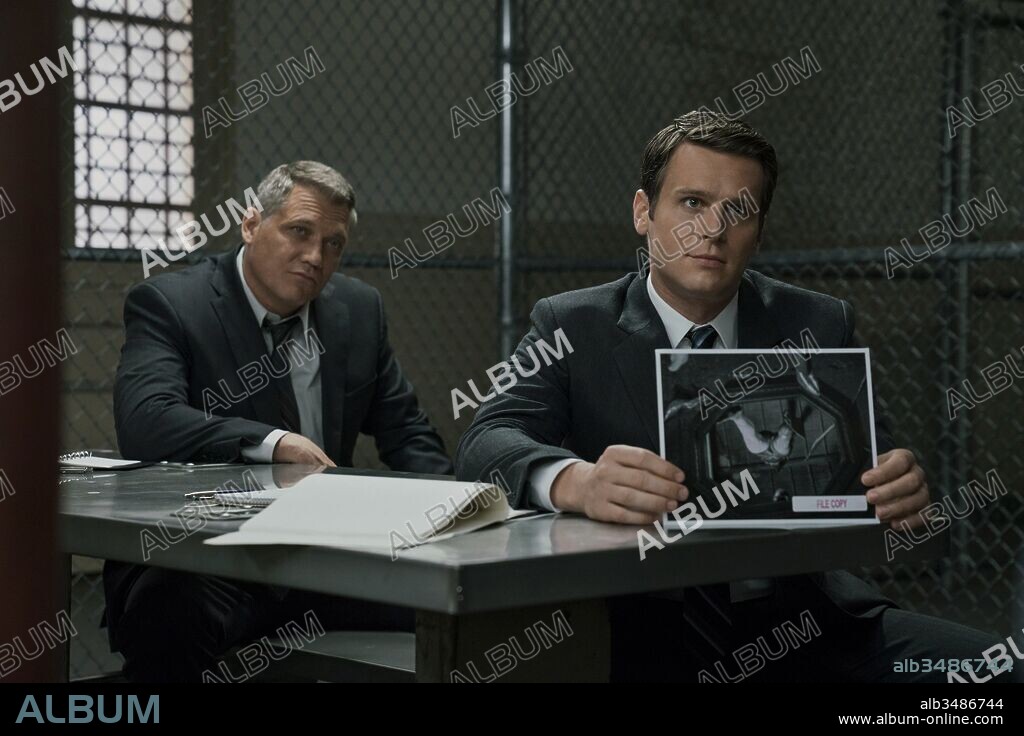 HOLT MCCALLANY y JONATHAN GROFF en MINDHUNTER, 2017, dirigida por JOE PENHALL. Copyright Denver and Delilah Productions, Netflix, Panic Pictures. Temporada 1.