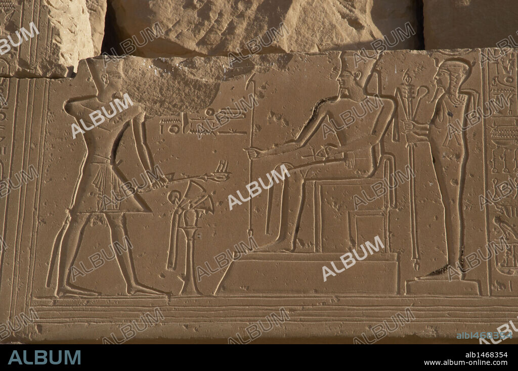Ramesseum. Relief depicting the pharaoh making an offering to the gods Amon, seated, and Ptah. 13th century B.C. Nineteenth Dynasty. New Kingdom. Medinet Habu. Necropolis of Thebes. Valley of the Kings. Egypt.