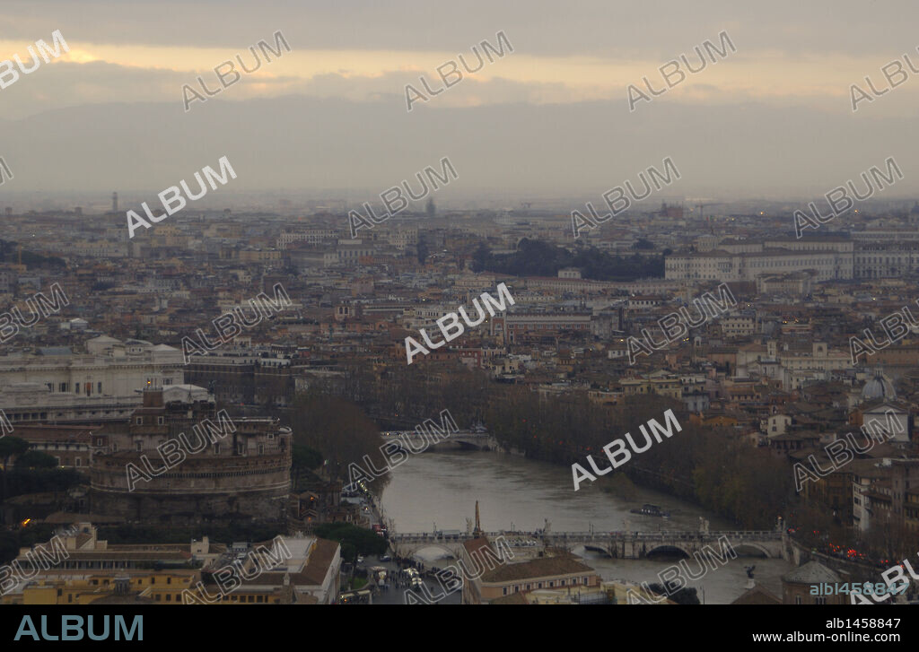 ITALIA. ROMA. Panorámica de la ciudad desde la cúpula de la Basílica de San Pedro del Vaticano, con el RIO TIBER a punto de desbordarse por las lluvias.