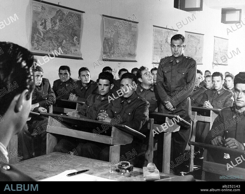 JOSE LUIS OZORES in RECLUTA CON NIÑO, 1956, unter der Regie von PEDRO LUIS RAMIREZ. Copyright ASPA FILMS.