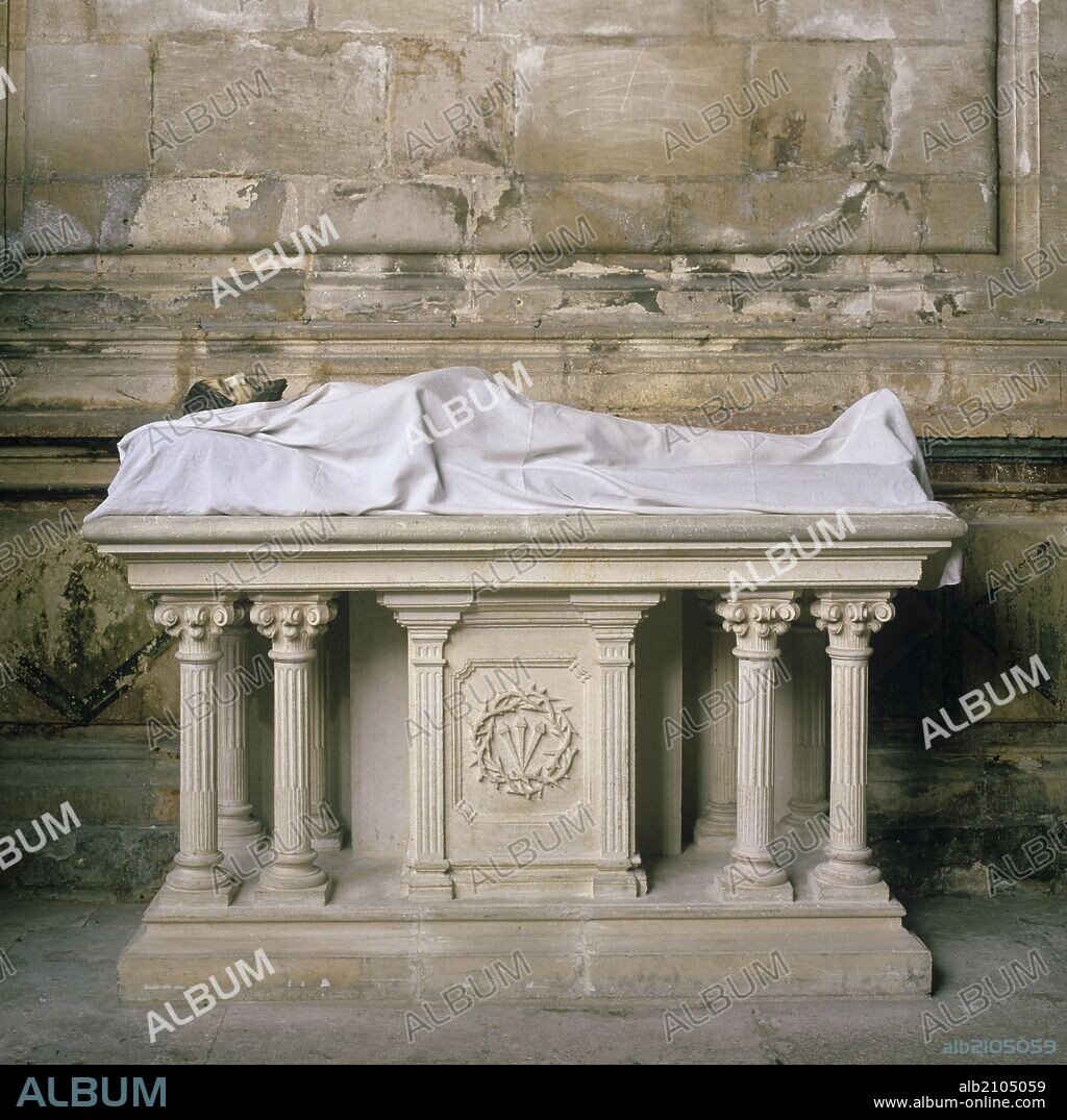 ESCULTURA DE UN CRISTO YACENTE TAPADO CON UNA SABANA.