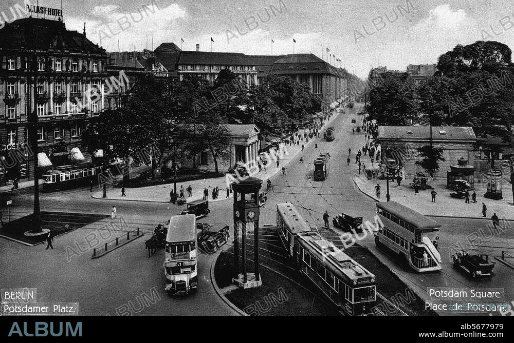 Berlin-Mitte, Potsdamer Platz. Verkehrsinsel mit Polizeiturm. In der Bildmitte das Potsdamer Tor, im Hintergrund Leipziger Platz und Leipziger Str. mit dem Kaufhaus Wertheim. Links das Palast Hotel. Fotopostkarte, um 1930.