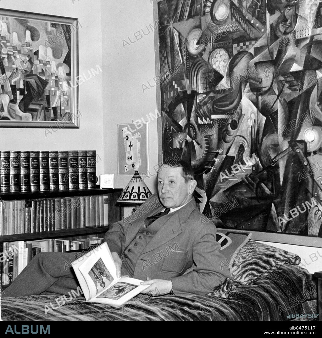 STOCKHOLM 19440000 . Gösta Adrian-Nilsson i sitt hem.. GAN är den kände signaturen för konstnären Gösta Adrian-Nilsson, vårt lands förste, konsekventaste och frejdigaste kubist.. Foto Scanpix Code 20360.