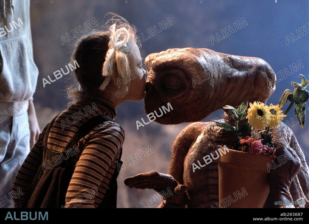 DREW BARRYMORE en E. T. EL EXTRATERRESTRE, 1982 (E. T. THE EXTRA-TERRESTRIAL), dirigida por STEVEN SPIELBERG. Copyright UNIVERSAL PICTURES.