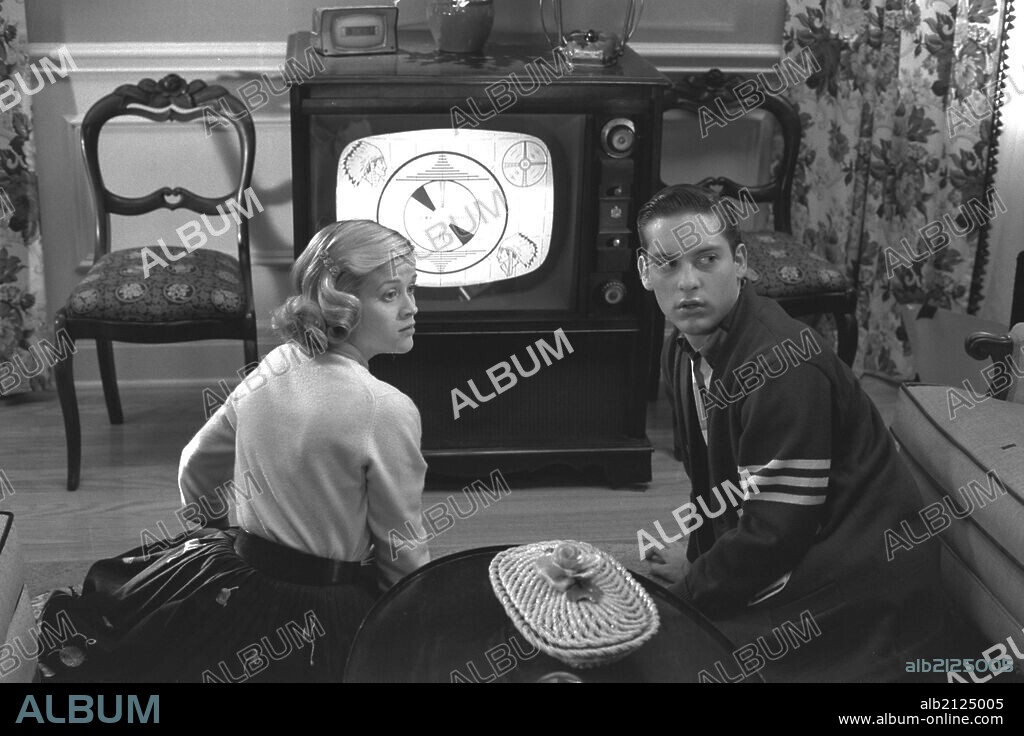 REESE WITHERSPOON and TOBEY MAGUIRE in PLEASANTVILLE, 1998, directed by GARY ROSS. Copyright NEW LINE CINEMA.