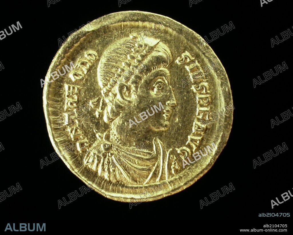 NUMISMATICA. MONEDA IMPERIO ROMANO. SOLIDO DE ORO, DE TEODOSIO. ANVERSO. BUSTO DIADEMADO DE PERLAS A LA DERECHA, CON PALUDAMENTUM Y CORAZA. (DEPOSITO: MUSEO ARQUEOLOGICO NACIONAL).