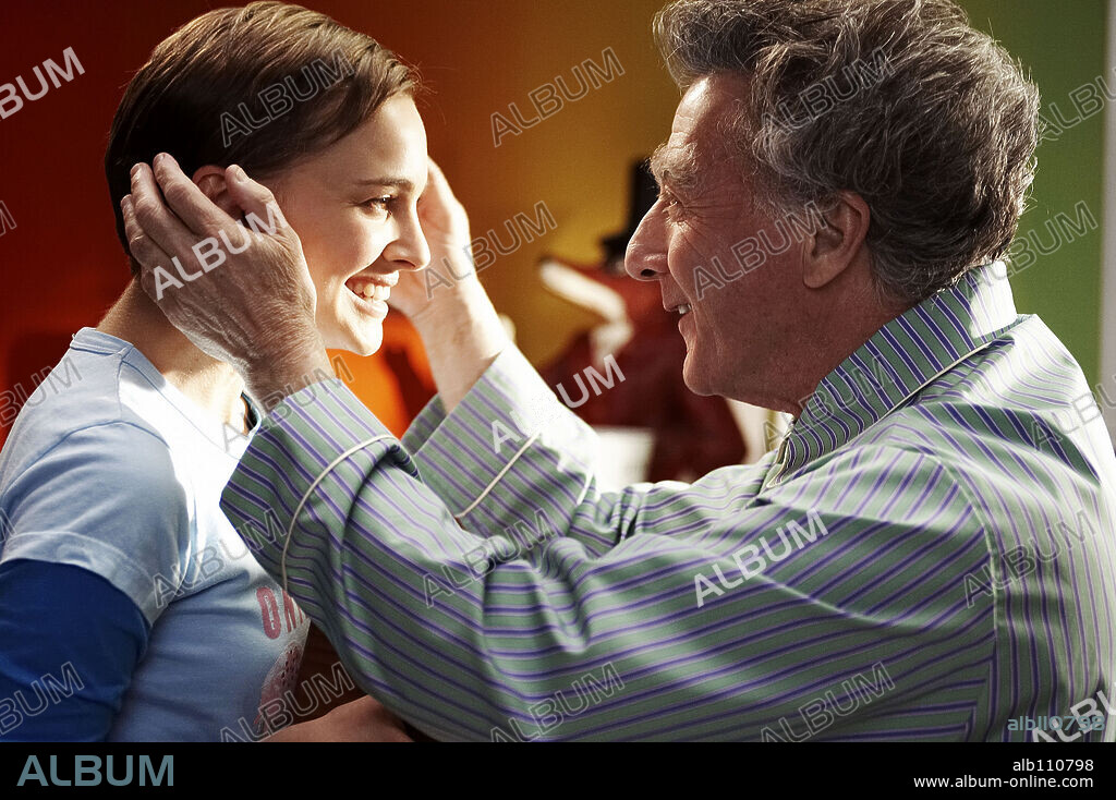 DUSTIN HOFFMAN and NATALIE PORTMAN in MR. MAGORIUM'S WONDER EMPORIUM, 2007, directed by ZACH HELM. Copyright MANDATE PICTURES/FILMCOLONY/WALDEN MEDIA/GANG OF TWO PRODUCT.