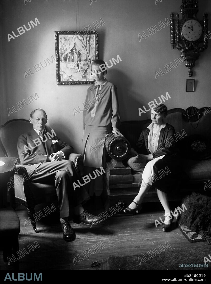 ARKIV 1926. Hasse Zetterström, signaturen Hasse Z (1877-1946) var redaktör för Söndags-Nisse 1901-1923 och för Grönköpings Veckoblad 1916-1943. Far till Erik Zetterström, signaturen Kar de Mumma. Här tillsammans med hustrun Anna-Maria, född Ahlberg och deras dotter Märtha, känd som "Anna-Clara" i pappas kåserier.. Hasse Zetterstöm, columnist and publisher. with his wife Anna-Maria and daughter Märtha.. Foto: TT Historical/1900. Scanpix Sweden.