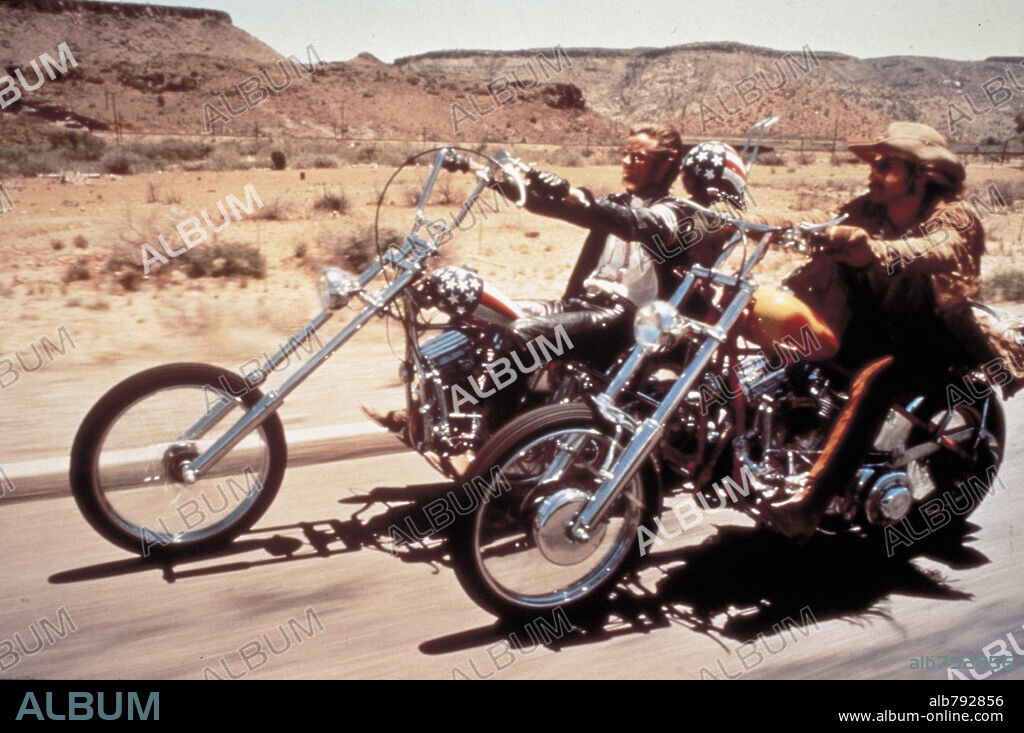DENNIS HOPPER and PETER FONDA in EASY RIDER, 1969, directed by DENNIS HOPPER. Copyright COLUMBIA PICTURES.