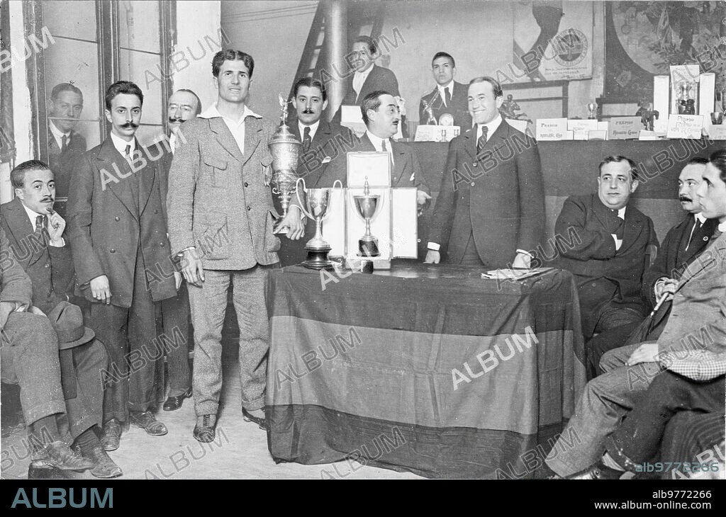 February 1917. The Cross-Country Championship Awards. The champion Pedro Prat (1), after receiving from the hands of Mr. Manuel Rodríguez Arzuaga (2) the Cups of HM The King, the Mayor of Barcelona and the one Instituted by Mr. Arzuaga. Delivery to the Royal Spanish Gymnastics Society.