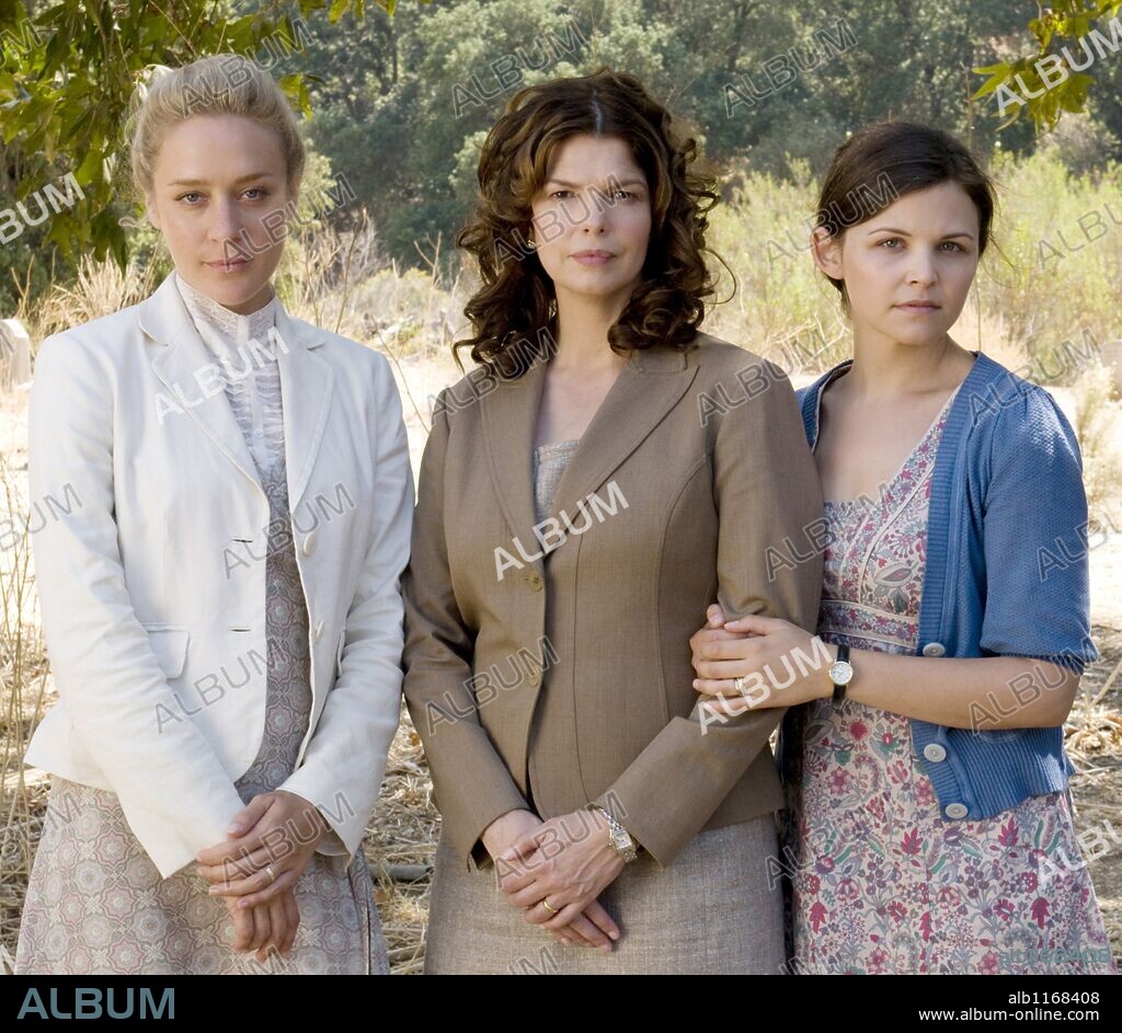 CHLOE SEVIGNY, GINNIFER GOODWIN y JEANNE TRIPPLEHORN en BIG LOVE-TV, 2006, dirigida por MARK V. OLSEN y WILL SCHEFFER. Copyright HBO / BATZDORFF, RON.
