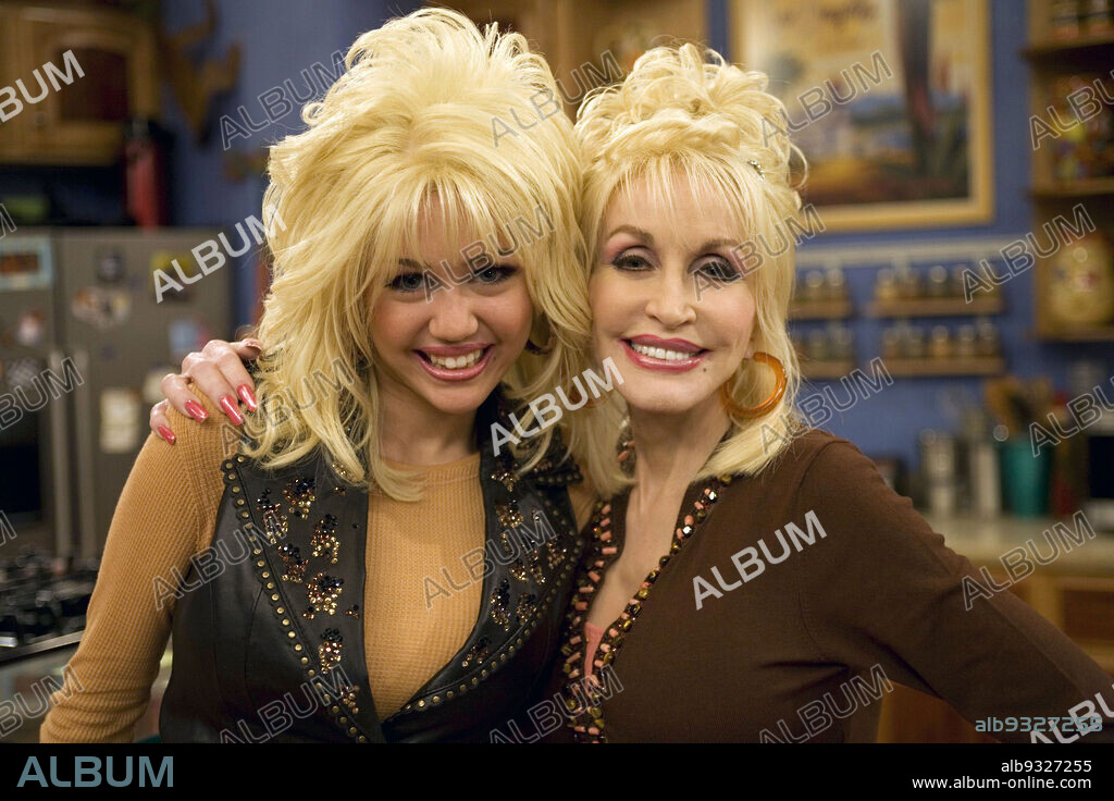 DOLLY PARTON and MILEY CYRUS in HANNAH MONTANA, 2006, directed by SAM W. ORENDER. Copyright DISNEY CHANNEL.