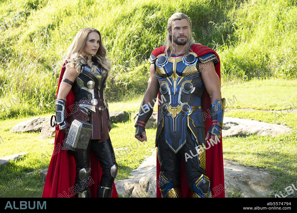 CHRIS HEMSWORTH and NATALIE PORTMAN in THOR: LOVE AND THUNDER, 2022, directed by TAIKA WAITITI. Copyright MARVEL STUDIOS/WALT DISNEY PICTURES.