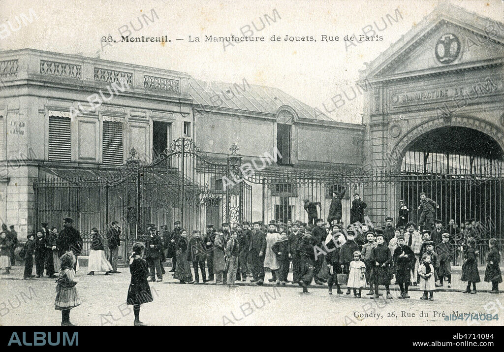 'Montreuil : la manufacture de jouets, rue de Paris'. Photographie anonyme pour une carte postale vers 1908. Credit : Collection IM/KHARBINE-TAPABOR.