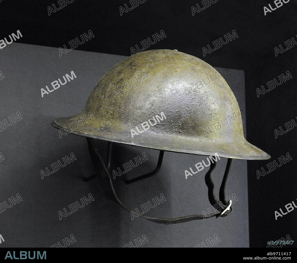 Primera Guerra Mundial (1914-1918). Casco Brodie del ejército británico, modelo 1915. Museo de la Guerra de Letonia. Riga.