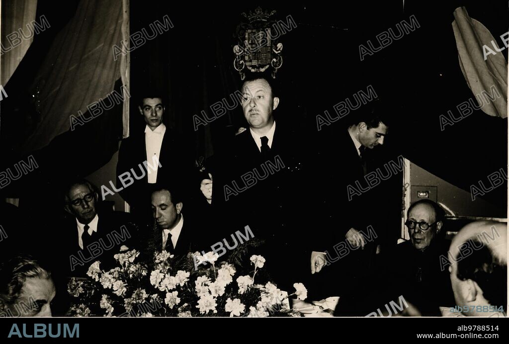 1950. El Excmo. Sr. Conde de Ruiseñada durante su discurso en el acto que le Fue Ofrecido por el pueblo santanderino y al que Asistieron Representaciones de Todas Entidades y Autoridades Provinciales.