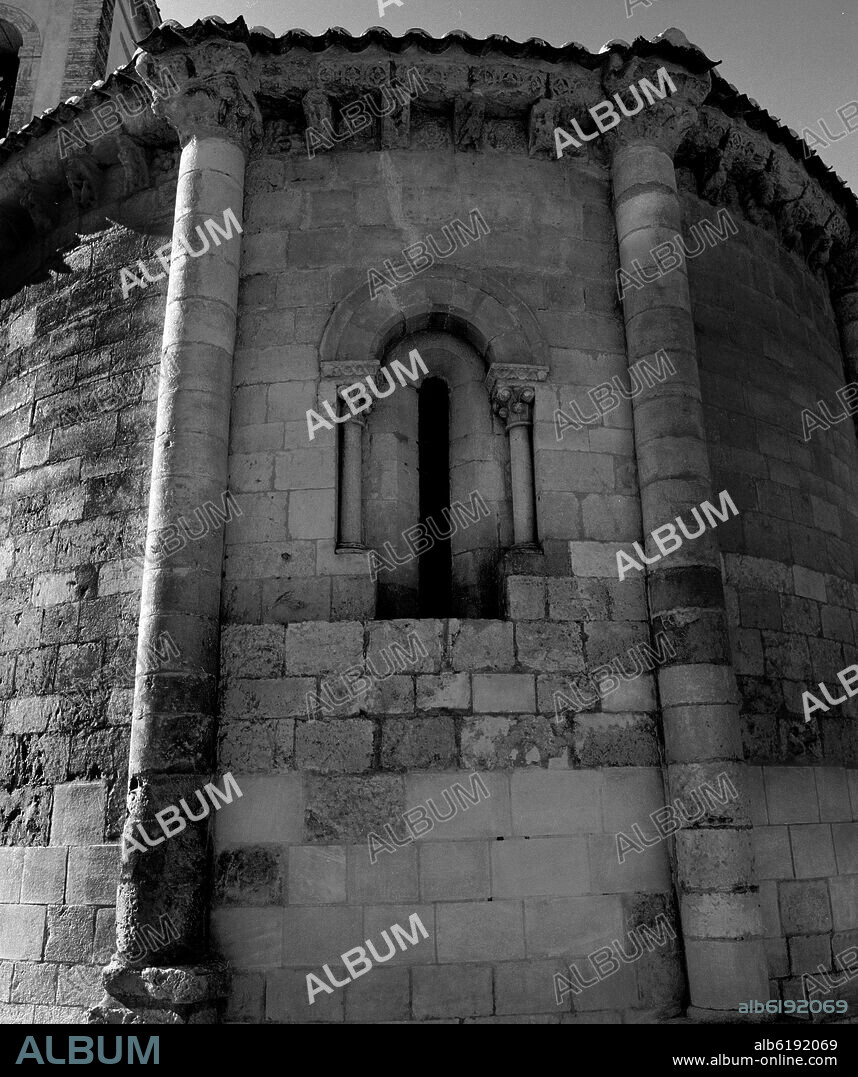 VENTANA ROMANICA DEL ABSIDE DE LA IGLESIA DE SAN JUAN BAUTISTA - SIGLO XIII - ROMANICO ESPAÑOL - FOTOGRAFIA EN BLANCO Y NEGRO - AÑOS 60.