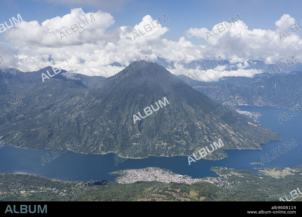 volcán San Pedro, suroeste de la caldera del lago de Atitlán en Guatemala. Tiene una altitud de 3.020, lago de Atitlán ,Guatemala, Central America.