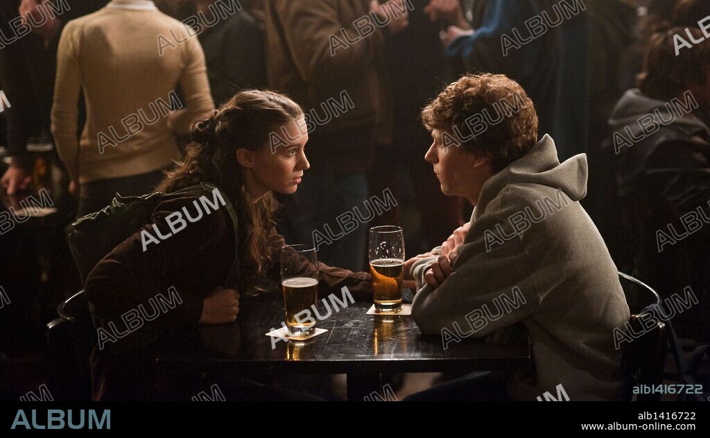 JESSE EISENBERG and ROONEY MARA in THE SOCIAL NETWORK, 2010, directed by DAVID FINCHER. Copyright COLUMBIA PICTURES.