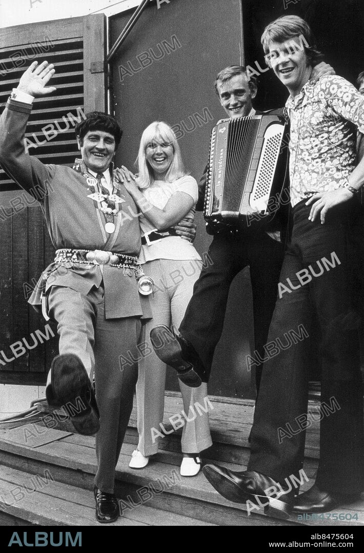 ARKIV 1970 . Bengt Simon Djupbäck (tv), mer känd som Jokkmokks-Jokke under inspelningen av SVT:s underhållningsprogram "Öppet hus". Här tillsammans med Ann-Louise Hanson, Lars Ek och Lasse Berghagen.. Foto: Freddy Lindström / Pressens Bild / TT / Kod: 1047.