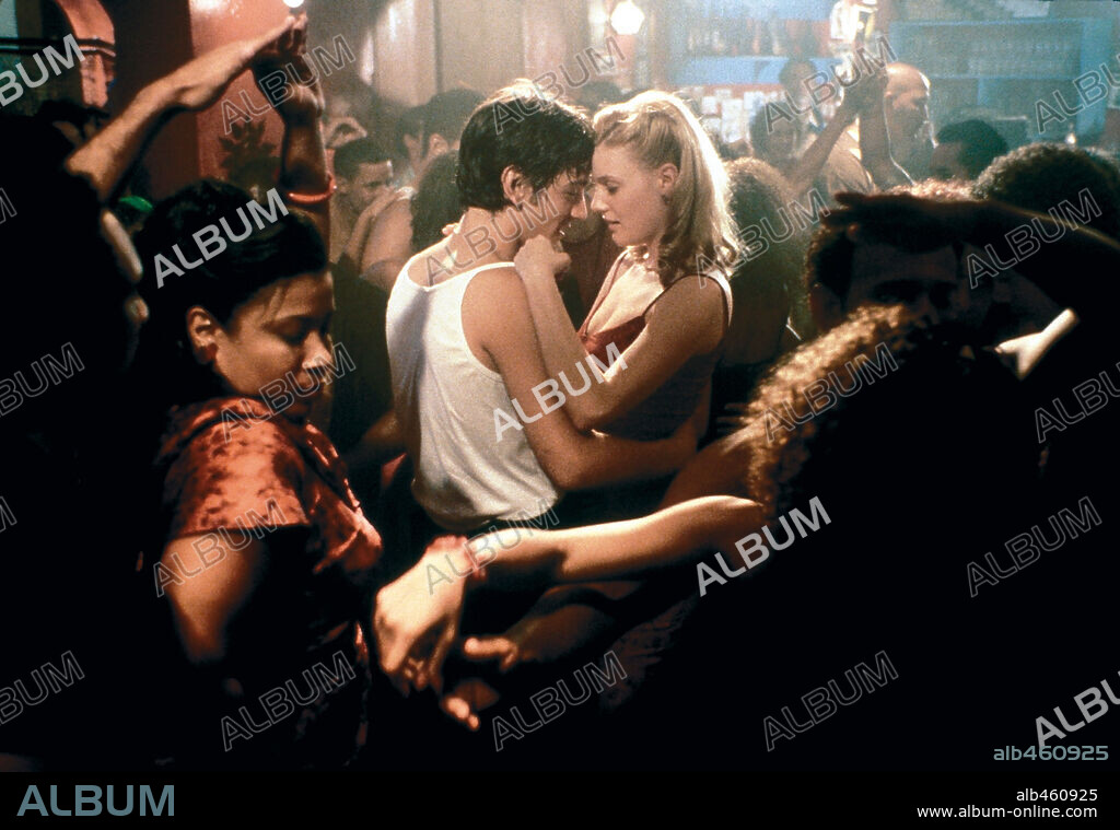 DIEGO LUNA y ROMOLA GARAI en DIRTY DANCING 2, 2004 (DIRTY DANCING: HAVANA NIGHTS), dirigida por GUY FERLAND. Copyright LIONS GATE FILMS / WETCHER, BARRY.
