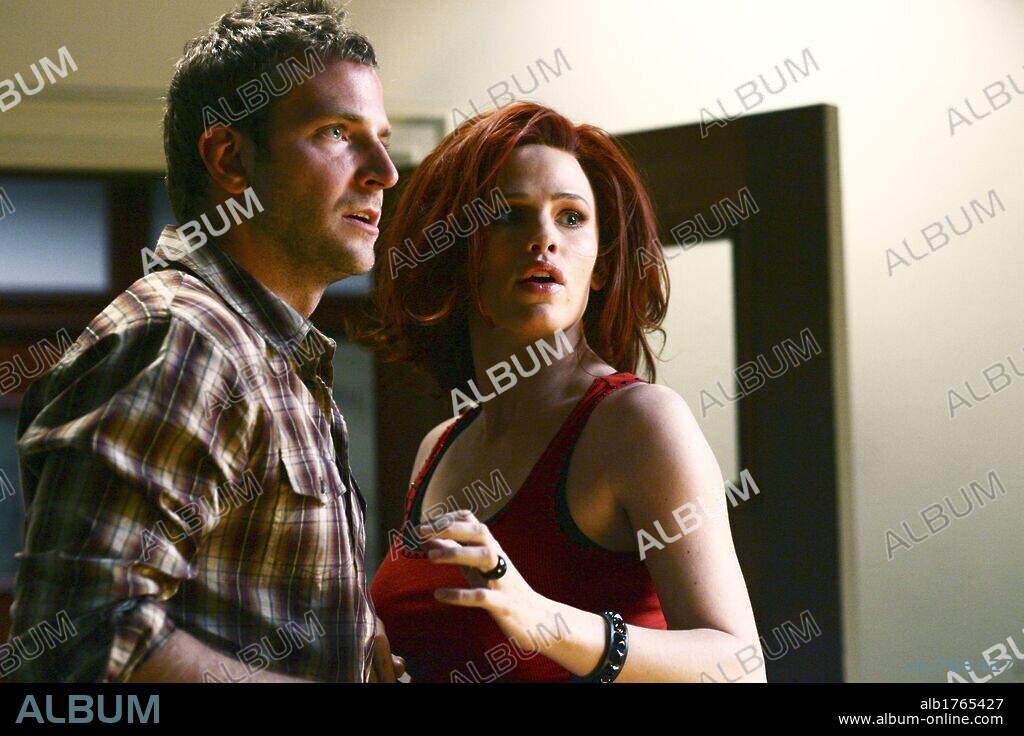 BRADLEY COOPER et JENNIFER GARNER dans ALIAS, 2001. Copyright TOUCHSTONE TELEVISION.