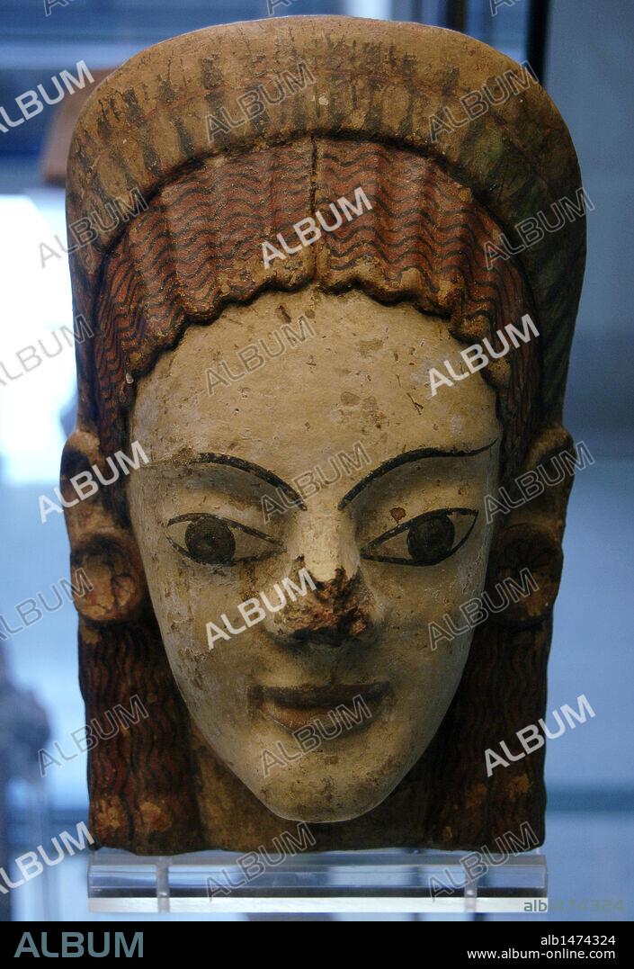 ARTE ETRUSCO. ITALIA. ANTEFIJO de terracota policromada, decorado con cabeza de mujer. Pieza procedente de Cerveteri. Italia. 500 a. C. Museo Gregoriano Etrusco. Museos Vaticanos. Ciudad del Vaticano. Europa.