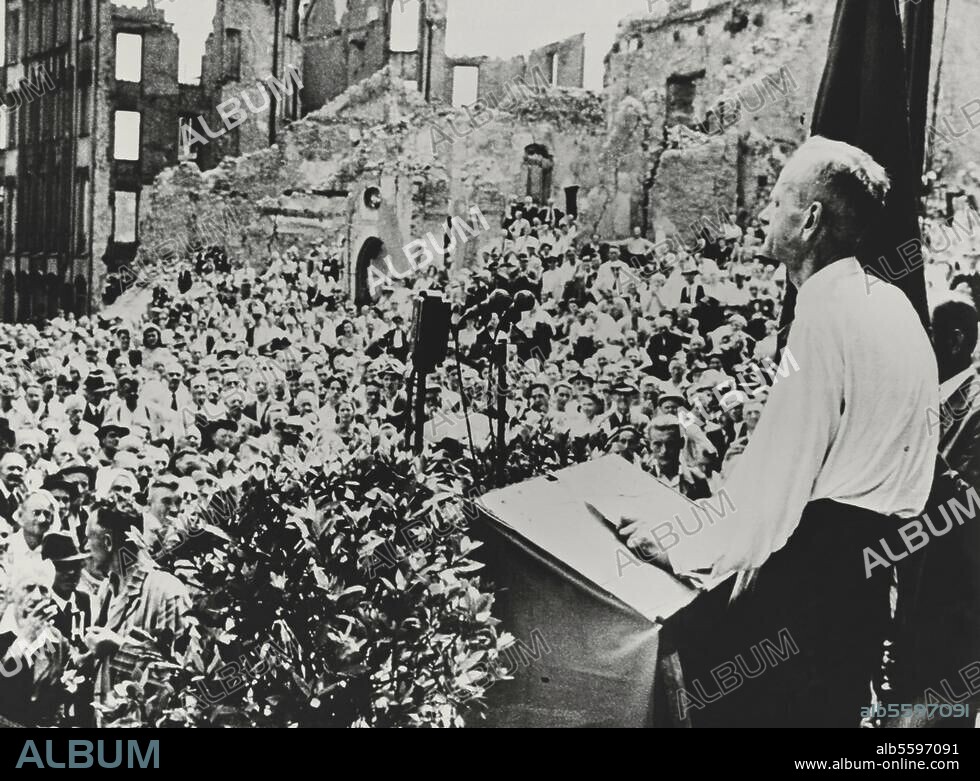 Politik / Parteien / SPD. Kundgebung der SPD auf dem Frankfurter Römerberg, Mai 1946: Der SPD-Vorsitzende Kurt Schumacher während einer Rede. Foto.