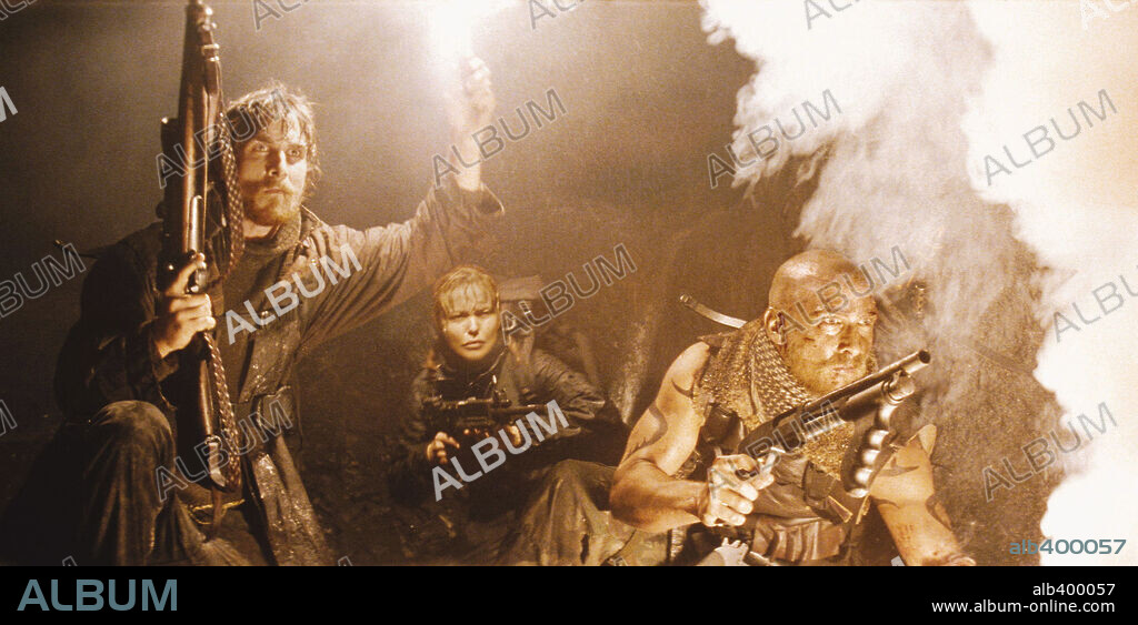 CHRISTIAN BALE, IZABELLA SCORUPCO and MATTHEW McCONAUGHEY in REIGN OF FIRE, 2002, directed by ROB BOWMAN. Copyright SPYGLASS ENTERTAINMENT / HESSION, JONATHAN.